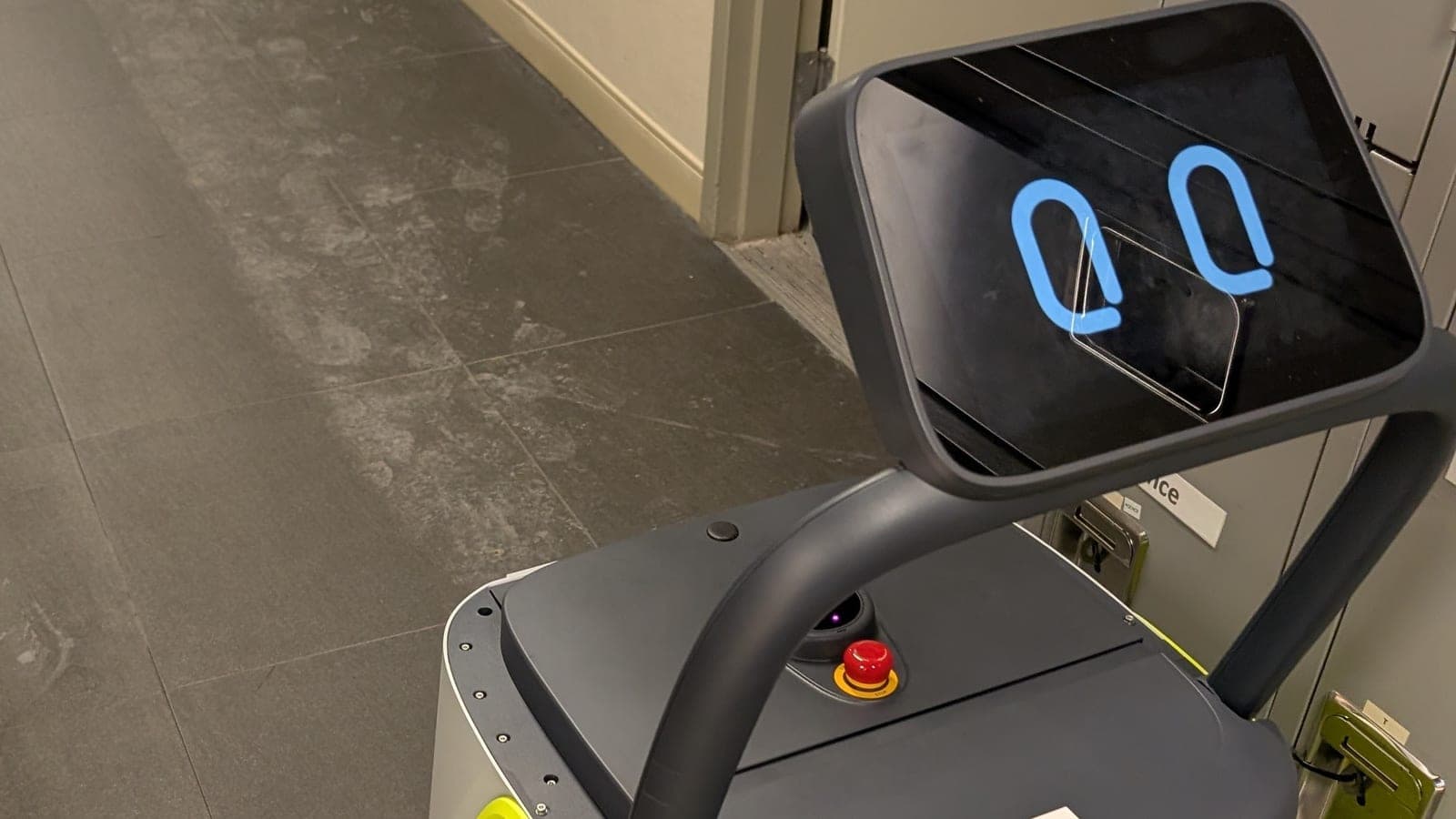 Quebec winters: sand, de-icing salt and slush — keeping floors clean with robots