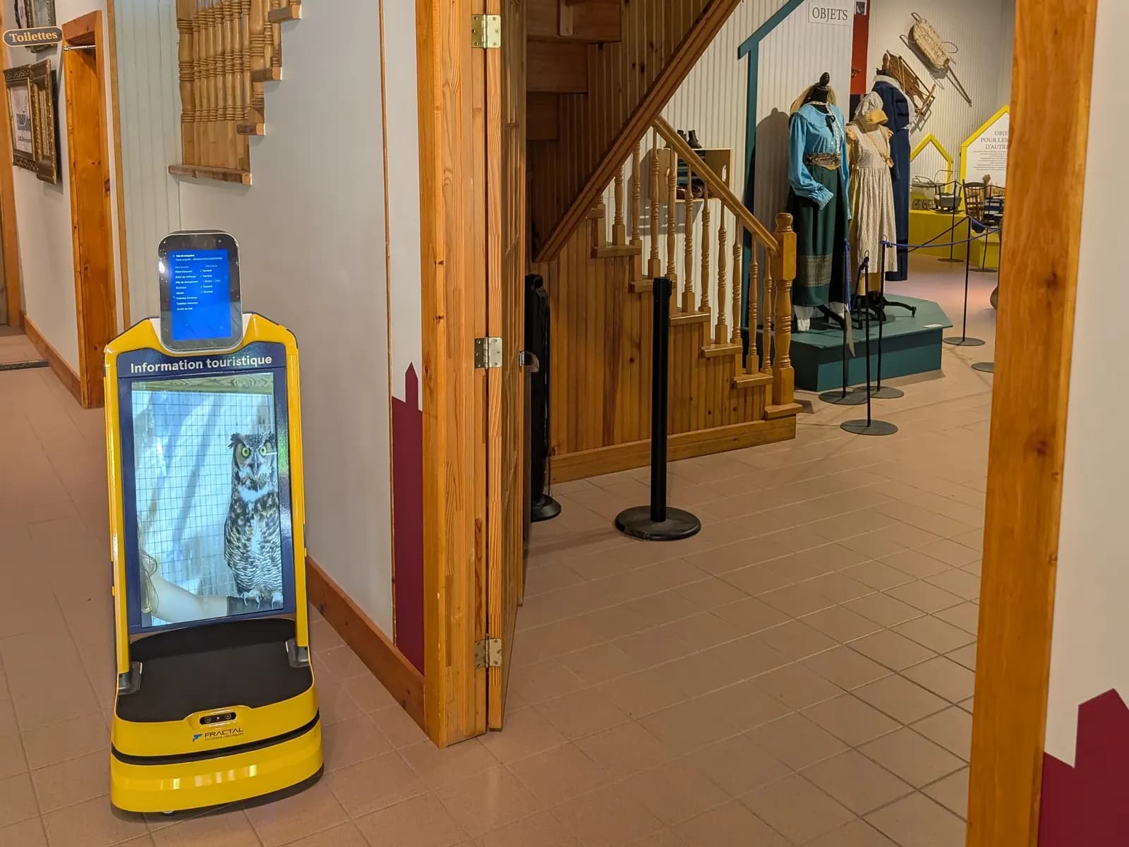 Un guide touristique qui va à la rencontre des visiteurs